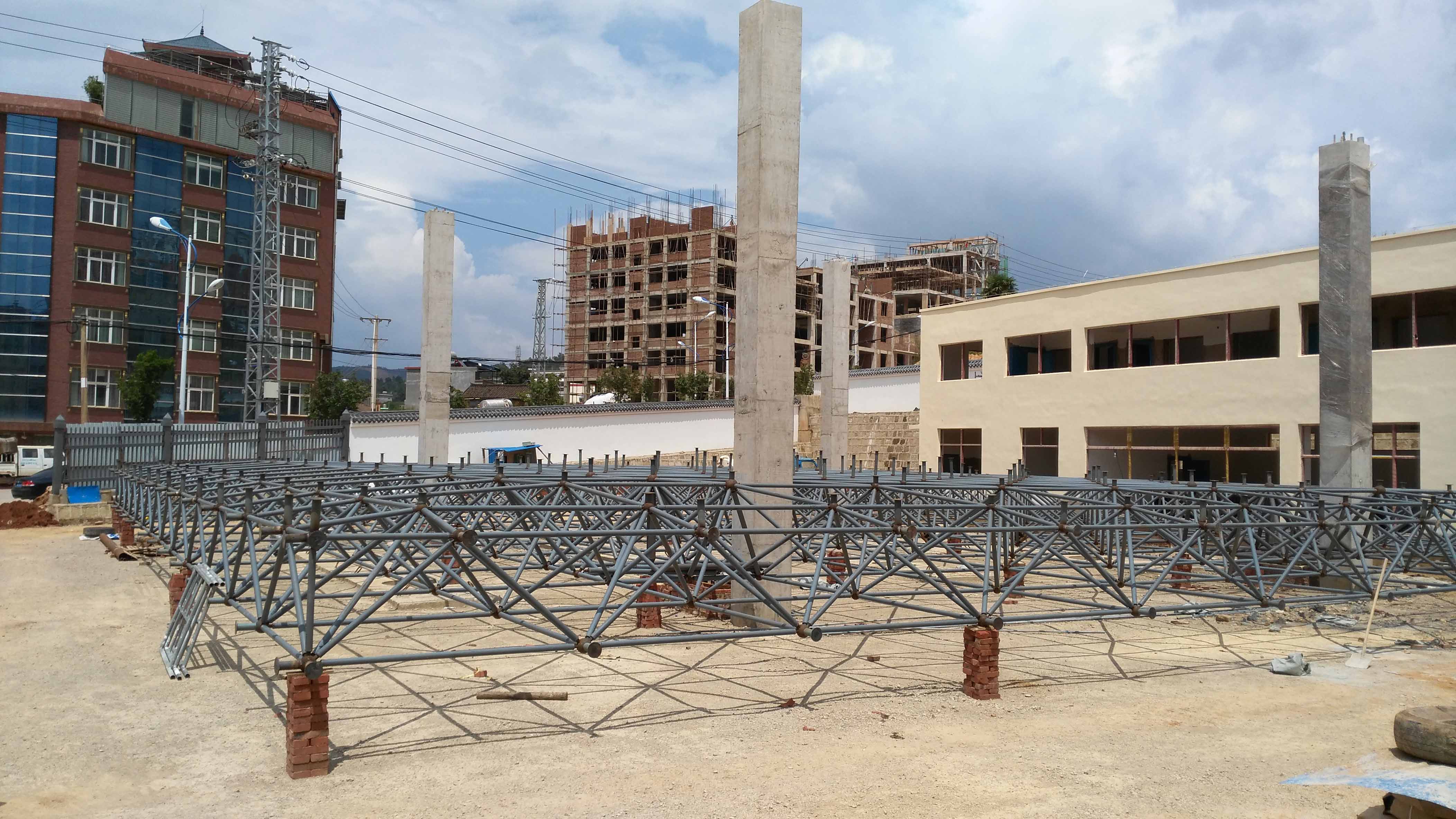 穆棱小型加油站网架